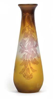 Vase decorated with wisteria, - Stile Liberty e arte applicata del XX secolo