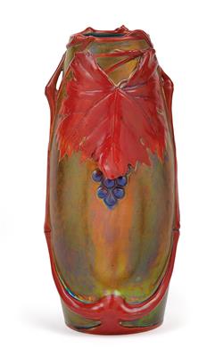 A vase decorated with fruiting vine, - Secese a um?ní 20. století