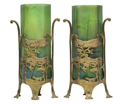 1 Paar Vasen in vergoldeter Metallfassung, - Jugendstil, Kunsthandwerk des 20. Jahrhunderts