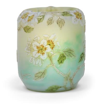 A vase with apple blossoms, - Secese a umění 20. století