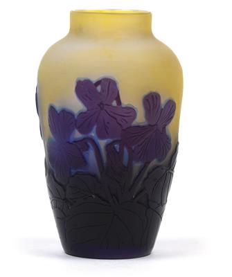 A small vase decorated with violets, - Jugendstil and 20th Century Arts and Crafts