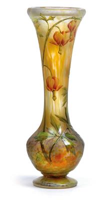 A vase decorated with bleeding heart - Jugendstil e arte applicata del XX secolo