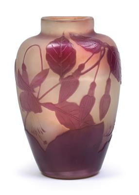A small overlaid and etched glass vase with fuchsias by Gallé, - Jugendstil e arte applicata del XX secolo