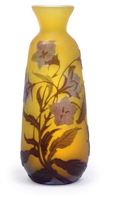 Vase mit Blumenzweigen, - Jugendstil und angewandte Kunst des 20. Jahrhunderts