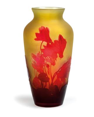 An overlaid and etched glass vase with cyclamen flowers by Gallé, - Jugendstil e arte applicata del XX secolo