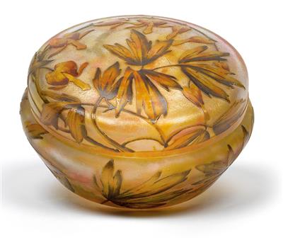 An overlaid and etched glass bonbonnière with “bleeding hearts” by Daum, - Jugendstil and 20th Century Arts and Crafts