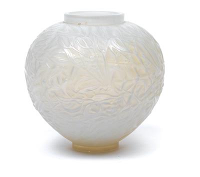 A vase “Gui” by René Lalique, - Jugendstil e arte applicata del XX secolo