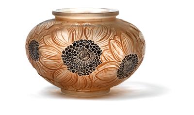 A René Lalique moulded “Dahlias” vase, - Jugendstil e arte applicata del XX secolo