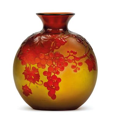 An overlaid soufflé glass vase by Gallé, - Secese a umění 20. století