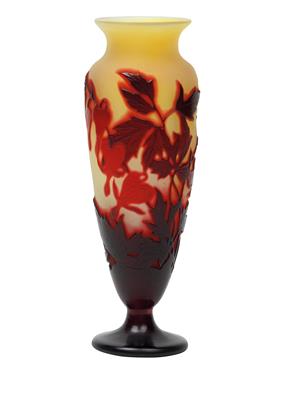 An overlaid and etched glass vase by Gallé, - Jugendstil e arte applicata del XX secolo