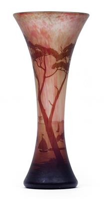 An overlaid and etched glass vase by Daum, - Jugendstil e arte applicata del XX secolo