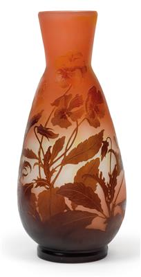 An overlaid and etched glass vase by Gallé, - Jugendstil e arte applicata del XX secolo