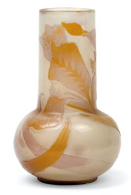 An overlaid and etched glass vase by Gallé, - Jugendstil e arte applicata del XX secolo