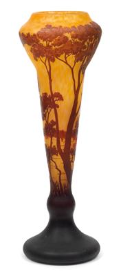 An overlaid and etched glass vase by Daum, - Jugendstil e arte applicata del XX secolo