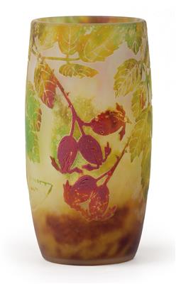 An overlaid and etched glass vase by Daum, - Jugendstil e arte applicata del XX secolo