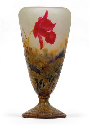 Fußvase mit Orchideen, - Jugendstil und angewandte Kunst des 20. Jahrhunderts