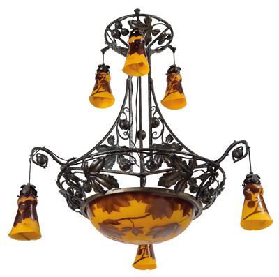 An overlaid and etched nine-light chandelier “aux marrons” by André Delatte, - Jugendstil e arte applicata del XX secolo