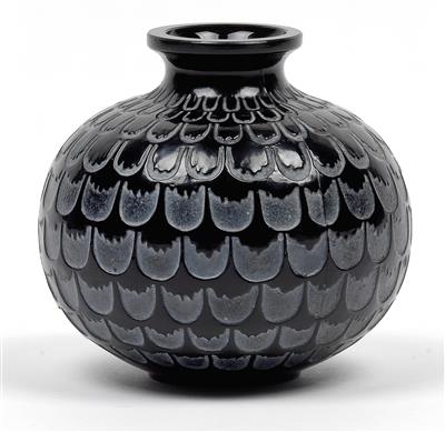 A “Grenade” moulded glass vase by René Lalique, - Jugendstil e arte applicata del XX secolo
