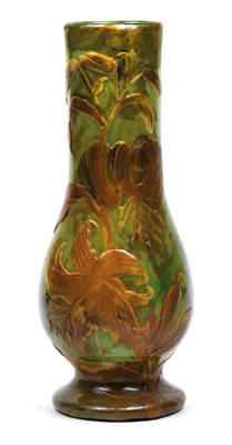 An overlaid moulded “Lys” vase by Muller Frères, - Jugendstil e arte applicata del XX secolo