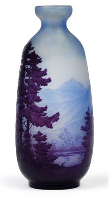 An overlaid and etched glass vase by Gallé, - Jugendstil e arte applicata del XX secolo