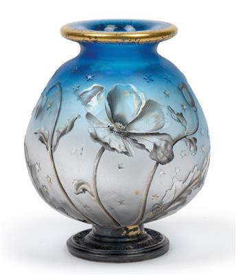 An etched glass vase by Daum, - Jugendstil e arte applicata del XX secolo