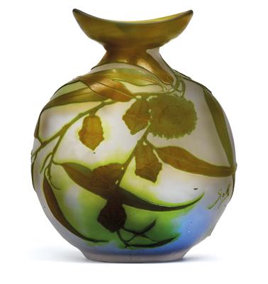 An overlaid and etched glass vase by Gallé, - Jugendstil e arte applicata del XX secolo