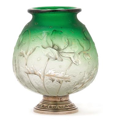 An etched glass vase on silver foot by Daum, - Jugendstil e arte applicata del XX secolo