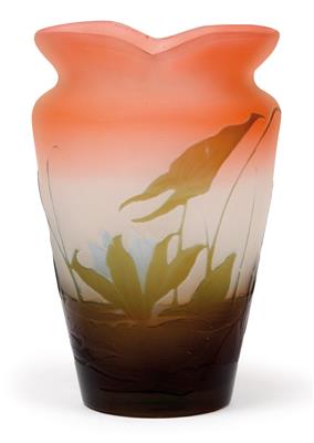 An overlaid and etched glass vase by Gallé, - Jugendstil e arte applicata del XX secolo