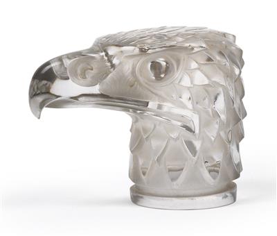 A moulded “Tête d’aigle” glass mascot by René Lalique, - Jugendstil e arte applicata del XX secolo