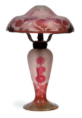 An overlaid and etched moulded “Roses sauvages” table lamp by Verrerie Schneider, - Jugendstil and 20th Century Arts and Crafts