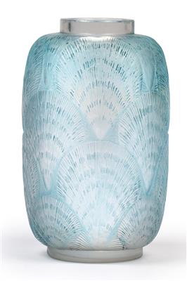 A moulded “Coquilles” vase by René Lalique, - Jugendstil e arte applicata del XX secolo