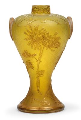 An etched glass vase by Daum, - Jugendstil e arte applicata del XX secolo