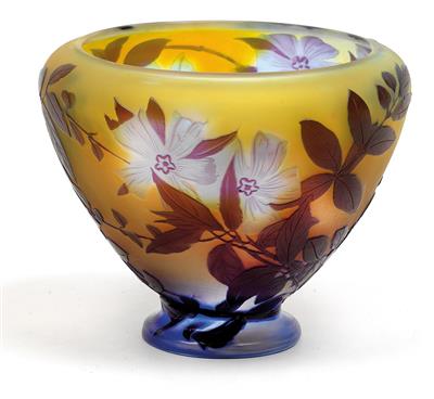 An overlaid and etched glass vase by Gallé, - Jugendstil e arte applicata del XX secolo