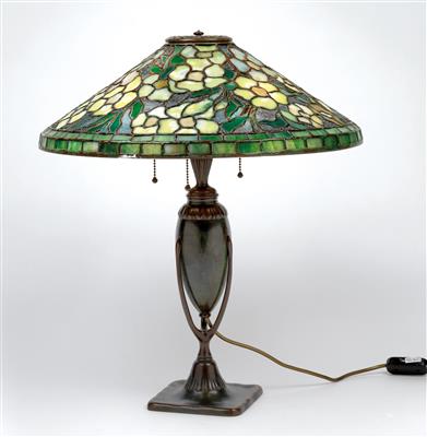 A table lamp “Dogwood Lamp”, designed by Tiffany Studios, New York, c. 1903, executed at a later date (late 1970s, early 1980s) - Jugendstil and 20th Century Arts and Crafts