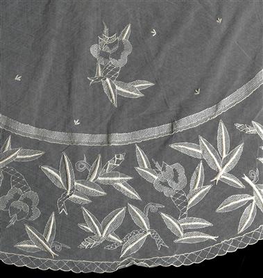 Hilda Jesser-Schmid, große ovale Tülldecke mit phantastischen floralen Motiven, Wiener Werkstätte, um 1920 - Jugendstil u. angewandte Kunst d. 20. Jahrhunderts