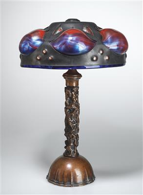 Tischlampe aus Bronze mit Lampenschirm von Johann Lötz Witwe, Klostermühle, Metallmontierung: Pergamon, München, um 1904-09 - Jugendstil und angewandte Kunst des 20. Jahrhunderts