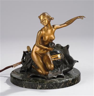 Gustav Gurschner (Mühldorf 1973-1970 Wien), Tischlampe aus Bronze mit Frauenakt und Nautilusmuschel, Wien, um 1900/01 - Jugendstil u. angewandte Kunst d. 20. Jahrhunderts