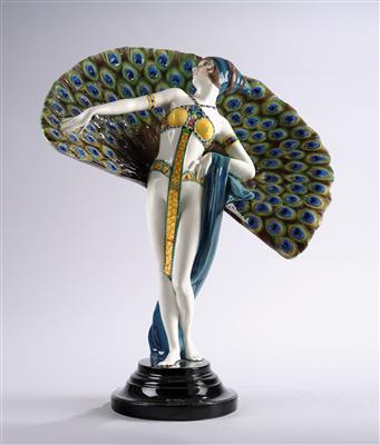 Paul Philippe, a female dancer in a peacock costume on a round base, model number: 5405, designed in c. 1924/25, executed by Wiener Manufaktur Friedrich Goldscheider, by 1942 - Jugendstil e arte applicata del XX secolo