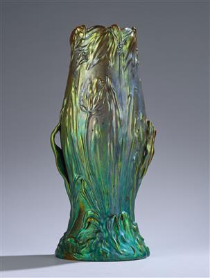 Hohe Vase mit floralem Dekor und zwei blattförmigen Henkeln, Zsolnay, Pécs, 1898-1900 - Jugendstil und angewandte Kunst des 20. Jahrhunderts