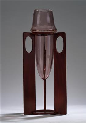 Vase in Holzständer, Entwurf: Josef Hoffmann - Jugendstil und angewandte Kunst des 20. Jahrhunderts