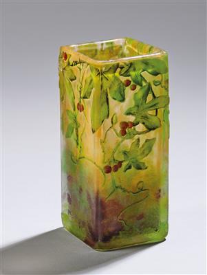 A square vase with berry motifs, Daum, Nancy, c. 1910 - Jugendstil e arte applicata del XX secolo