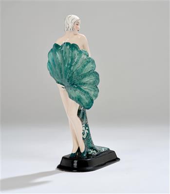 Stephan Dakon, a figurine “Fächer(dame)” (standing variety-show dancer with large fan), standing on a rectangular base with chamfered corners, designed in c. 1928/29, executed by Wiener Manufaktur Friedrich Goldscheider, by c. 1941 - Jugendstil and 20th Century Arts and Crafts