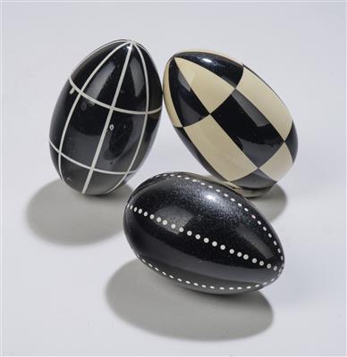 Three Easter eggs, attributed to Josef Hoffmann and Koloman Moser, in the style of the Wiener Werkstätte, c. 1905-13 - Jugendstil e arte applicata del XX secolo