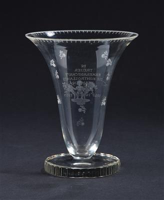 Josef Hoffmann, Vase (Glockenvase), Gravurentwurf: Michael Powolny, Firma J.  &  L. Lobmeyr, Wien, um 1914 - Jugendstil und angewandte Kunst des 20. Jahrhunderts