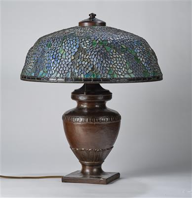 An amphora-shaped table lamp, Handel and lampshade with floral decoration and grapes in the style of Tiffany Studios, New York - Secese a umění 20. století