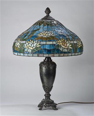 A table lamp, with “water lily” lampshade  in the style of Duffner & Kimberly, New York - Jugendstil e arte applicata del XX secolo
