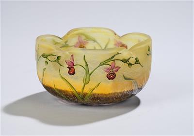 Vase mit Orchideen und Wiesenlandschaft im Tau mit Spinnennetzen, Daum, Nancy, um 1905/14 - Jugendstil und angewandte Kunst des 20. Jahrhunderts