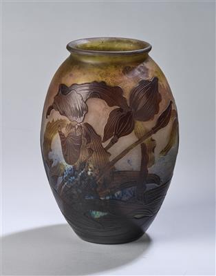 A vase with irises, Emile Gallé, Nancy, c. 1922 - Secese a umění 20. století