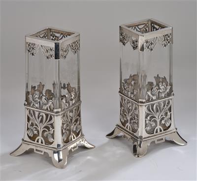 Vincent Carl Dub, a pair of silver vases with openwork floral motifs and glass liners, Vienna, by May 1922 - Jugendstil e arte applicata del XX secolo