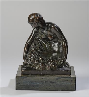 Bouraine, a squatting female figure with flowers, designed in around 1900 - Jugendstil e arte applicata del XX secolo